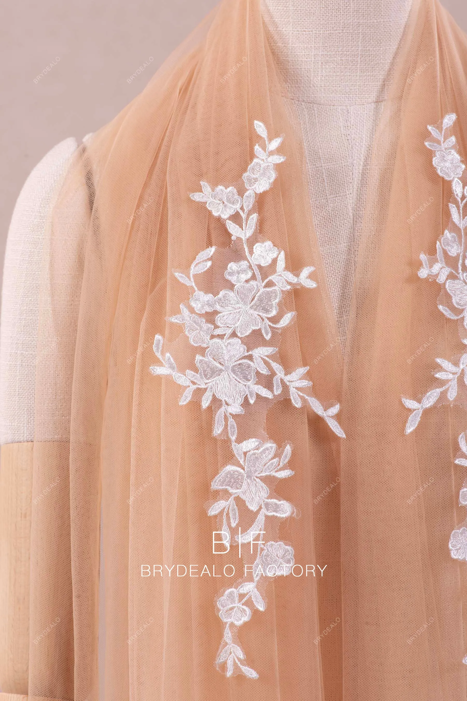 Pretty Embroidered Flower Lace Appliques For Sale